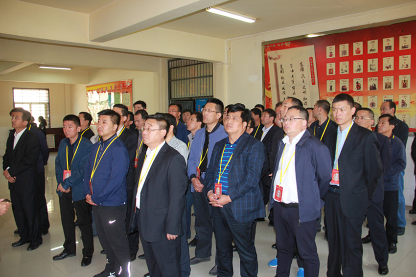 听取监狱工作人员讲解_副本.jpg